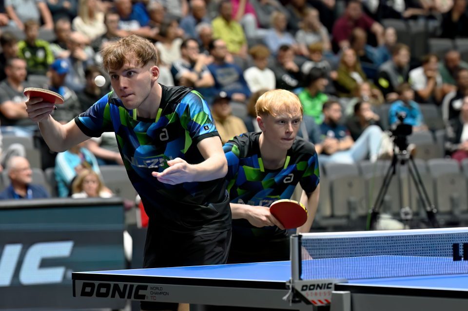 Tischtennis 93. Nationale Deutsche Meisterschaften am 09.06.2025 in den Messehallen in Erfurt

Wim Verdonschot, links und Andre Bertelsmeier, rechts
Foto: Revierfoto